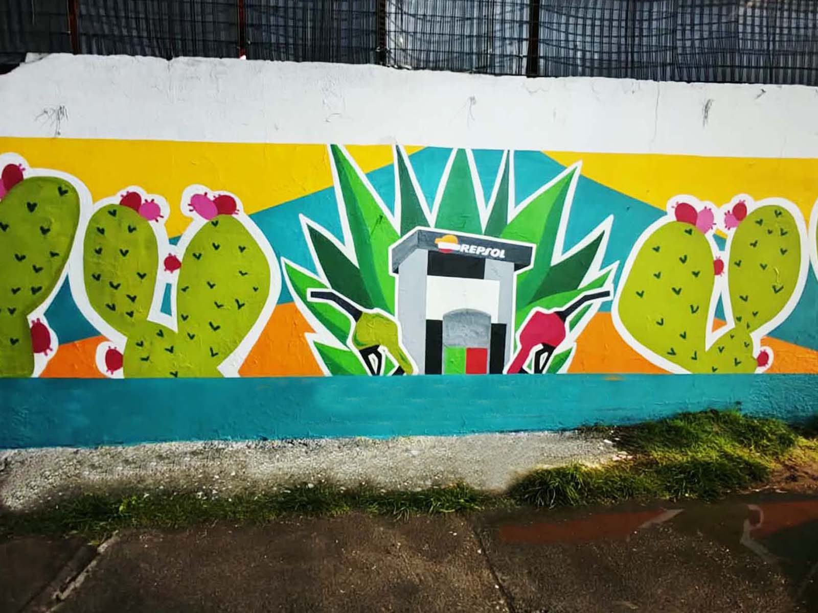 Artista pintando mural